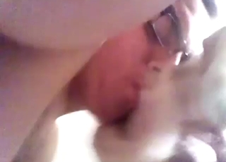 這哥們兒好像很喜歡他家狗的雞雞。